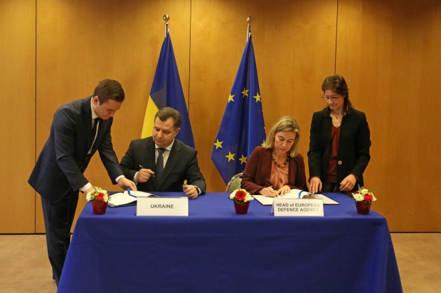 Stepan Poltorak and Federica Mogherini sign Administrative Agreement