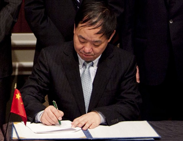 Wang Yusuo signs an Agreement at the U.S.-China