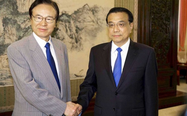 Japanese envoy Shotaro Yachi shakes hands with Premier Li Keqiang during a meeting at the Zhongnanhai