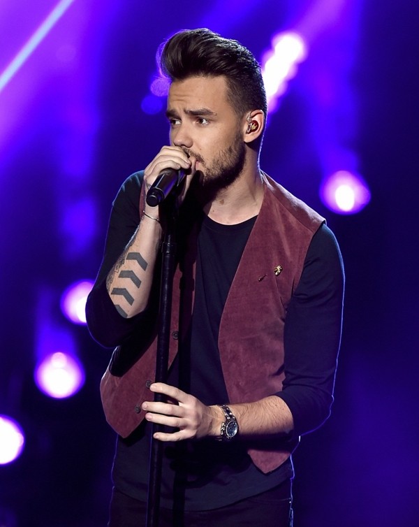 Liam Sings In American Music Awards