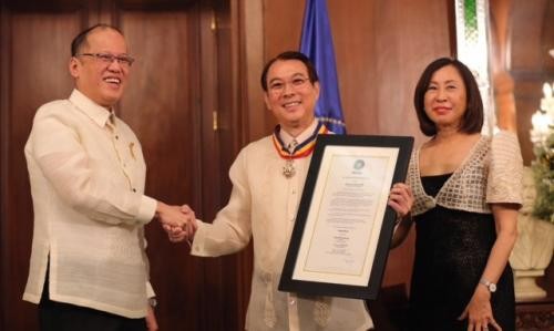 President Benigno S. Aquino III congratulates APEC CEO Summit chairperson Tony Tan Caktiong