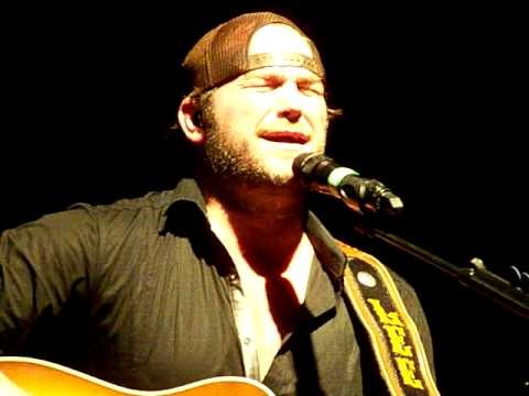 Lee Brice Sings Song 