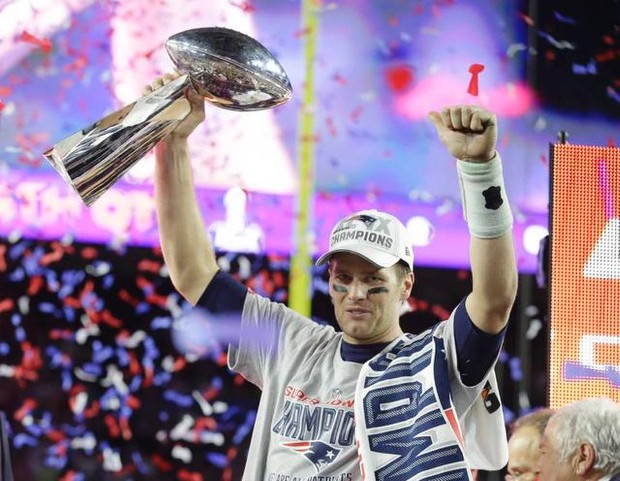 Tom Brady holds up the Lombardi Trophy after winning Super Bowl XLIX