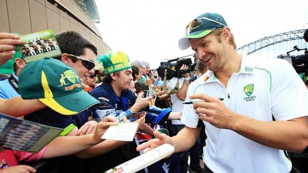 Shane Watson Singing Autograph to His Fans