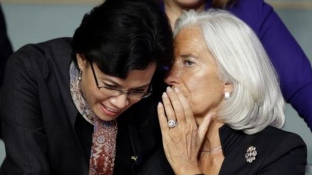  IMF head Christine Lagarde talks to World Bank chief Sri Mulyani Indrawati