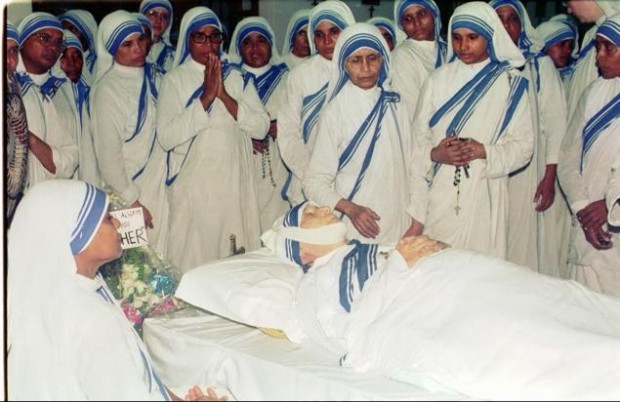 All other nuns around Mother Teresa's dead body