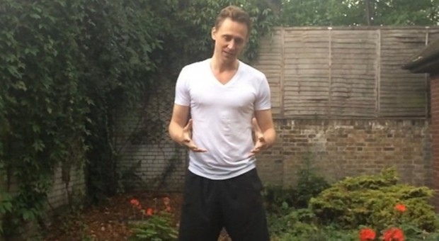 Tom Hiddleston takes ice bucket challenge