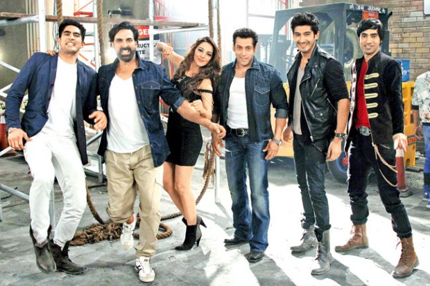 Vijender Singh with Akshay Kumar, Kiara Advani, Salman Khan, Mohit Marwah and Arfi